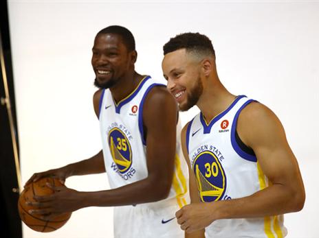 יחגגו עם עצמם. כוכבי הווריירס (getty)