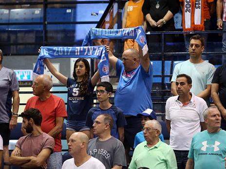 אוהדי הרצליה חוגגים ניצחון ליגה ראשון (מנהלת)