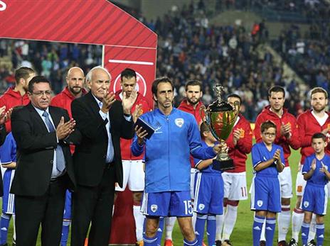 בניון קיבל כדור לאחר ההופעה ה-100 שלו במדים הלאומיים