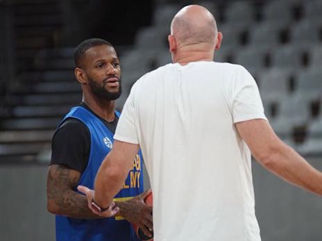 ג'קסון עם ספאחיה. קו אחורי מלא לצהובים (צילום: האתר הרשמי של מכבי ת"א)