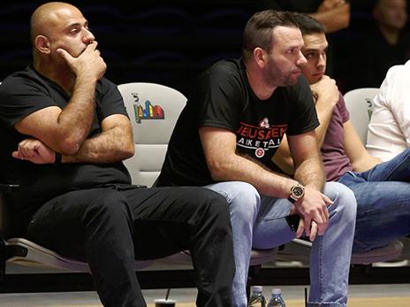 יסתכל מקרוב. אלון (אלן שיבר)