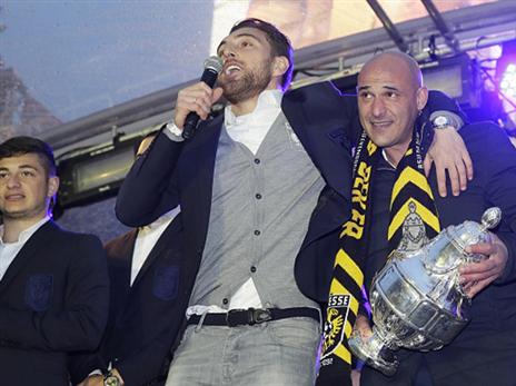 אלאך והגביע. התואר היחיד של ויטסה אי פעם (getty)