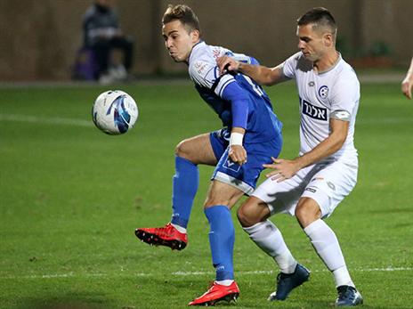 על הספסל מול בני יהודה. אלקרינאוי (יוסי שקל)