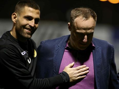 שכטר עם ז'וטאוטאס. קיבל מנוחה בגביע (אלן שיבר)