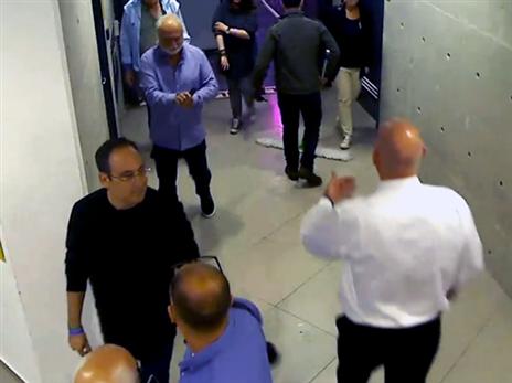 ספאחיה בתנועה מאיימת לכיוונו של האוהד (מתוך סרטון האבטחה)