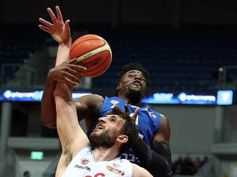 אדריאן. מצטיין מול האלופה העונה (אלן שיבר)