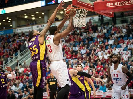 אבל רוברטס הוביל את ירושלים ליתרון דחוק במחצית (מנהלת הליגה)