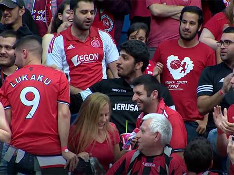 אליהו ביציע אמש. תיקבע פגישה בניסיון לפתור את המשבר