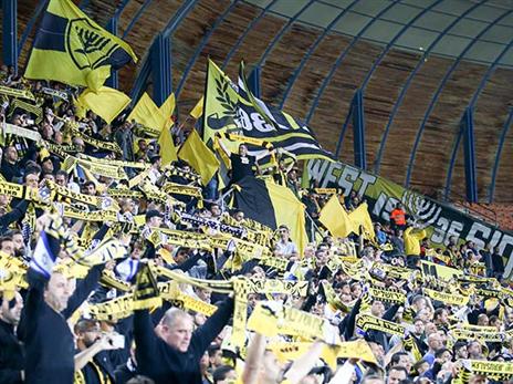 הקהל היה מתלכד סביב הקבוצה (דני מרון)