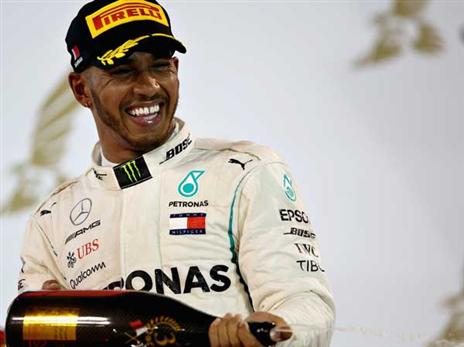 לואיס המילטון הוציא מים מהסלע עם נהיגה שקולה ונכונה