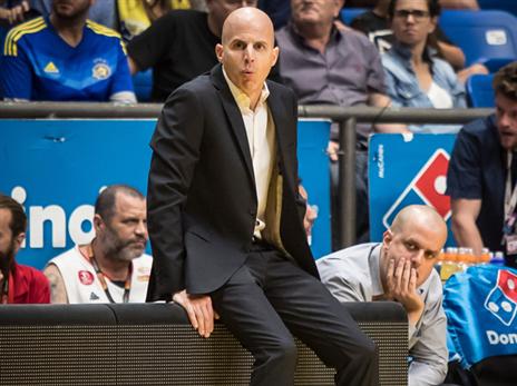 הכי קל להחליף את המאמן. פרנקו (אלן שיבר)