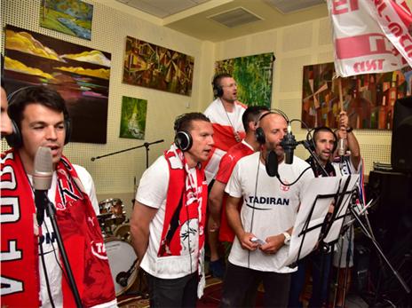 בכר בהקלטת העיבוד לשיר האליפות. בראשון הוא יוצג