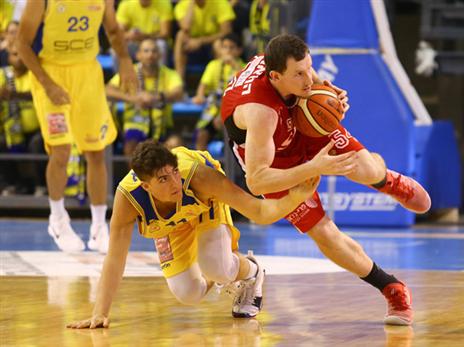 האוורד ואריאל נאבקו על כל כדור (מנהלת)