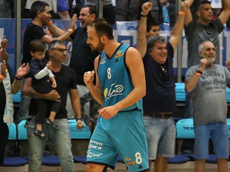 עמית שמחון חוגג, עזר לקבוצתו להשוות ל-1:1 (מנהלת הליגה)