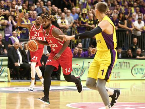 האוול. פתיחה קצבית מאוד בשני צידי המגרש (אלן שיבר)