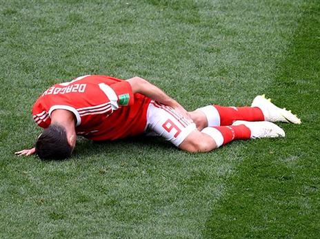 דזגוייב שרוע על הדשא. חוסר מזל (getty)