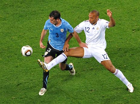 הנרי מול גודין במונדיאל 2010. קרב נוק אאוט ראשון בין השתיים במונדיאל (GETTY)