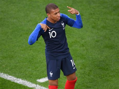 מול פרו צרפת לא הרשימה, אבל אמבפה הפך לצעיר ביותר שכובש עבורה במונדיאל (getty)