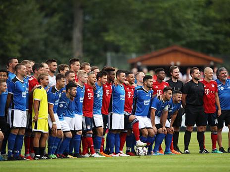 באיירן והיריבה החובבנית בתצלום מרגש (getty)