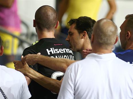 ראיקוביץ' מובל לחדר ההלבשה בכוח (אלן שיבר)