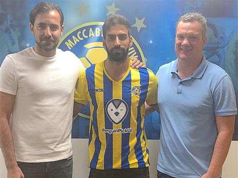 עם סוכנו דודו דהאן ומנספורד. הביע נכונות לחזור