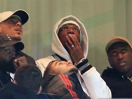 צפה במשחק מהיציע. פוגבה (getty)