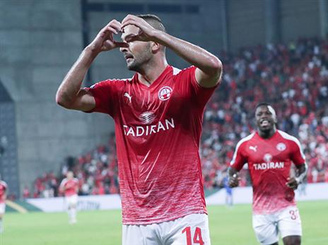 שהר מסמן "לב" לאוהדים (דני מרון)