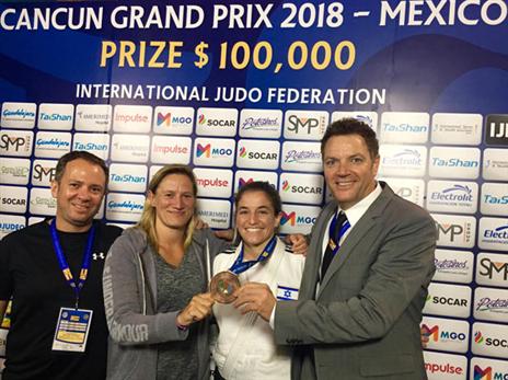 נלסון לוי. מבית הניחומים לפודיום