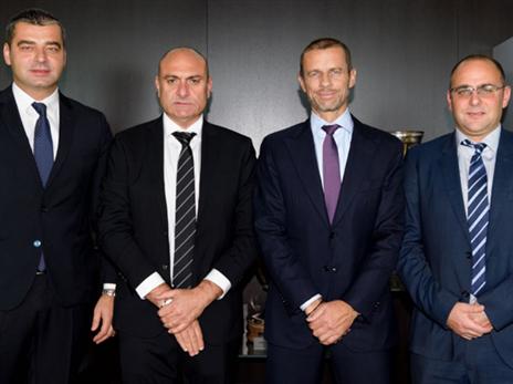 זוארץ במשרדי אופ"א (ההתאחדות לכדורגל)