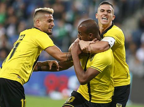 המחליפים עשו את העבודה. אינברום ובוזגלו חוגגים עם ורד (אלן שיבר)