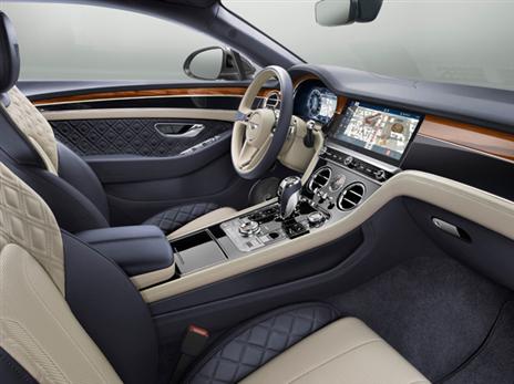 בתוך חלל הנוסעים של מכונית ה-GT