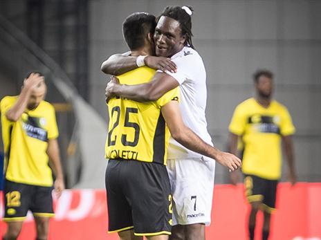 חביבו מחבק את תירם במשחק מול נתניה (עודד קרני)