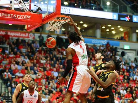 סטודמאייר עם עוד דאנק, אבל האדומים פתחו את המחצית השנייה בצורה רעה (לירון מולדובן)