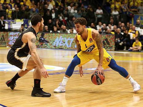 מייק ג'יימס מול ווילבקין. שני השחקנים לא הבריקו (אלן שיבר)