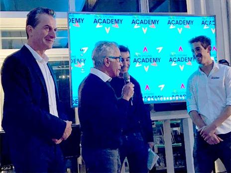 יוצאים לדרך. אדמס (במרכז), הערב