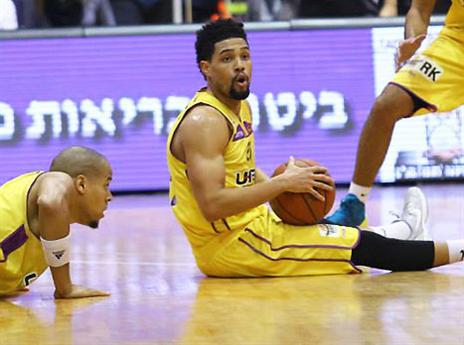 תוספת כוח לקו האחורי. ריינולדס (מנהלת הליגה)