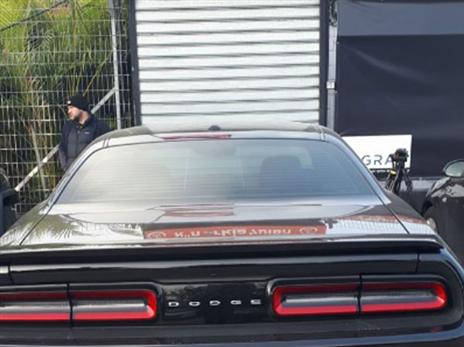 מול מצלמות האבטחה. הרכב של גוטליב