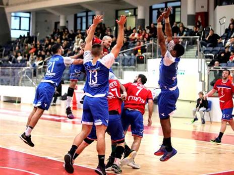 ההתמודדות הצמודה בין הפועל ראשל"צ לחולון (הדר ואן קולא, איגוד הכדוריד)