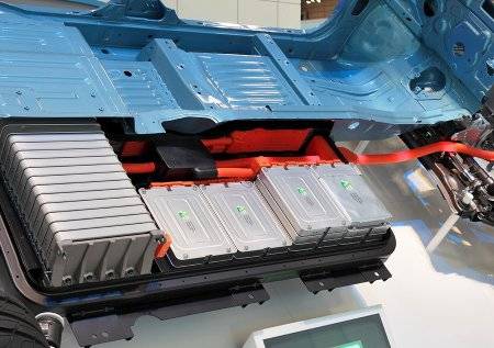 "רצפת" סוללות במכונית
