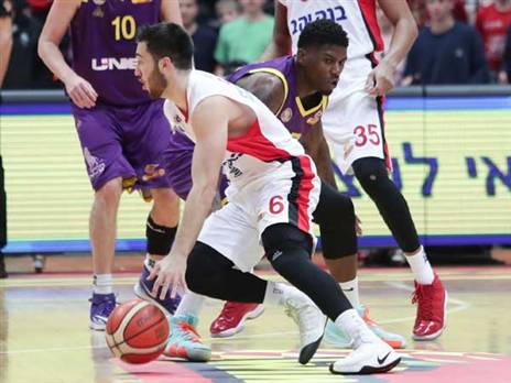 מתעלה מול האקסית. בלאט (מנהלת הליגה)