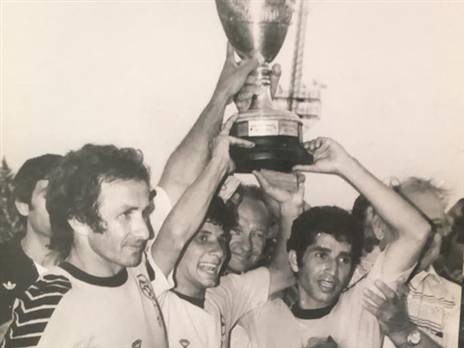 גזל עם הגביע (באדיבות צביקה בן יעקב)