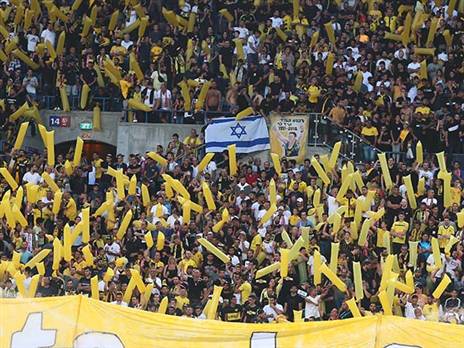 הקהל סיפק תפאורה מושלמת (צילום: אלן שיבר)