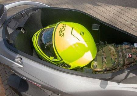 מקום לקסדה ותיק מתחת למושב