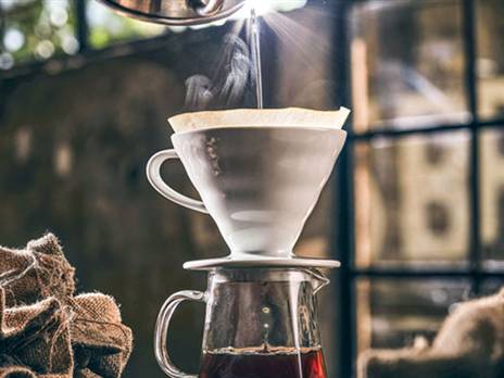 ״דריפ״, קפה חם שנוצר בטפטוף איטי דרך פילטר ייחודי | צילום: אמיר מנחם