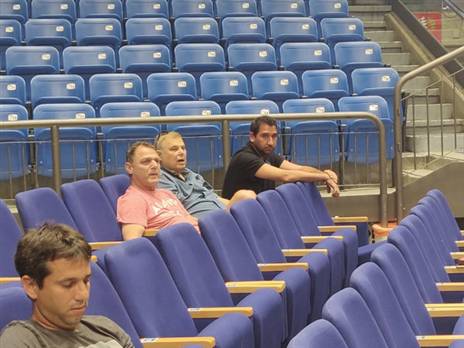 נכחו באולם במהלך האימון. פדרמן ודריקס