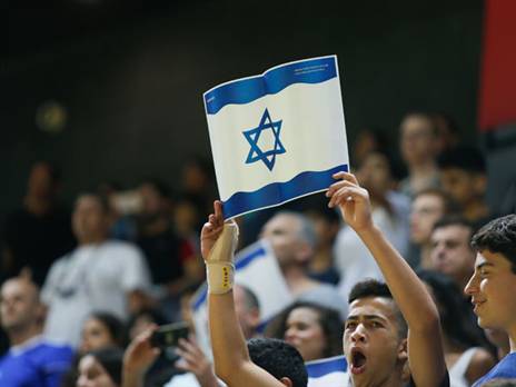 גם האוהדים הגיעו עמוסים בתקוות (צילום: ניר קידר)