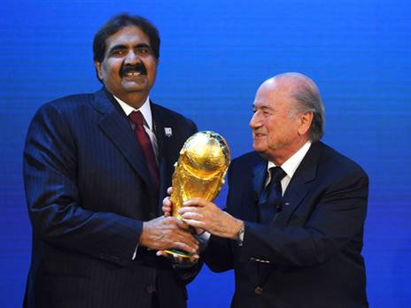 החלטה מעוררת חשד. בלאטר מעניק את הגביע לבין חאליפה (getty)
