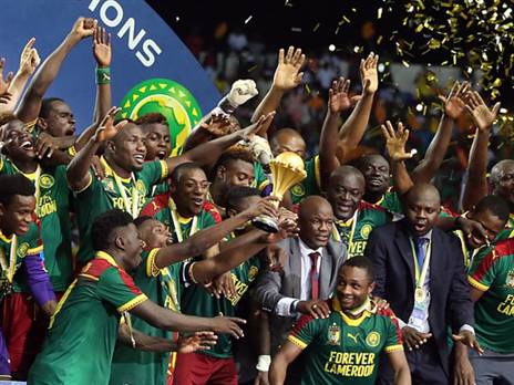 הנפת הגביע ב-2017, אחרי הניצחון מול מצרים (Gettyimaegs)