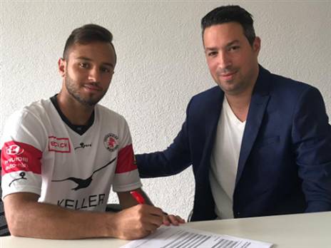 בדארנה במעמד החתימה