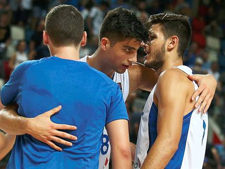 הנבחרת חגגה על הפרקט (צילום: אלן שיבר)